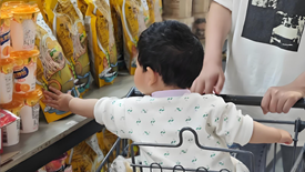 Nếu con có 3 biểu hiện này khi đi siêu thị, cha mẹ cần điều chỉnh ngay kẻo thành “cái gai” trong mắt mọi người