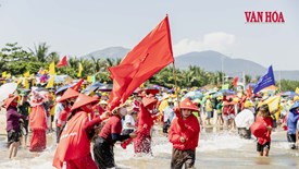 Cả làng xuống biển cổ vũ thuyền đua