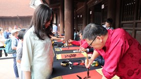 Xin chữ đầu xuân ở Văn Miếu - nét đẹp gìn giữ truyền thống hiếu học