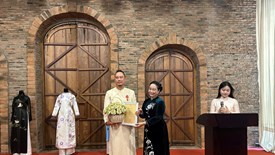 Bảo tàng Áo Dài tiếp nhận hiện vật áo dài do NTK Võ Việt Chung trao tặng