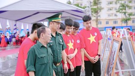 Biển đảo Việt Nam hiện lên sống động qua tranh cổ động và ảnh tư liệu