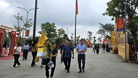 Dòng người nườm nượp về đền Ông Hoàng Mười dâng lễ đầu Xuân