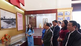 Gia Lai dâng hoa, dâng hương nhà lưu niệm các chi bộ đầu tiên trên địa bàn tỉnh