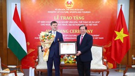 Trao tặng kỷ niệm chương “Vì sự nghiệp Văn hoá, Thể thao và Du lịch” cho Đại sứ Hungary tại Việt Nam