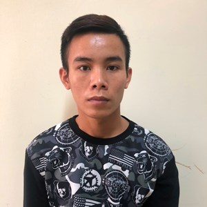 Khởi tố đối tượng lao xe máy vào cán bộ làm nhiệm vụ tại chốt phòng, chống dịch - Anh 1