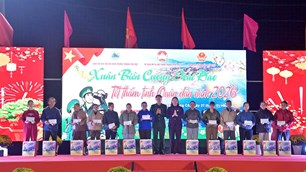 “Xuân biên cương hải đảo” mang Tết sớm đến với người dân vùng biển