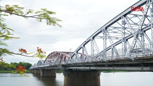 Cầu Trường Tiền được sơn lại màu nhũ bạc nguyên bản