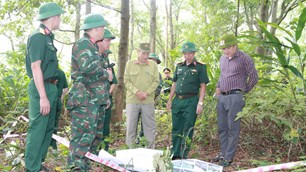 Khảo sát khu vực nghi có mộ liệt sĩ gần đỉnh đèo Hải Vân
