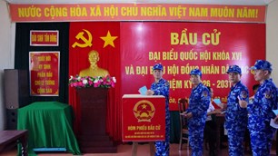 Cán bộ, chiến sĩ Cảnh sát biển thực hiện quyền bầu cử giữa trùng khơi Trường Sa