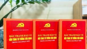 Xuất bản sách “Đấu tranh bảo vệ nền tảng tư tưởng của Đảng trong giai đoạn mới”