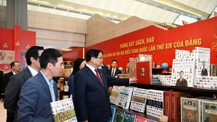 Thủ tướng thăm khu trưng bày sách, báo tại Đại hội XIV của Đảng