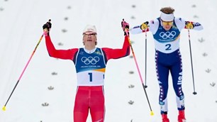 Johannes Hosflot Klaebo gây sốt khi bứt tốc leo dốc tại Olympic mùa Đông 2026