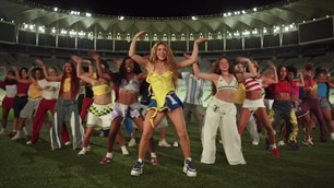 “Nữ hoàng nhạc World Cup” Shakira tái xuất sau 16 năm