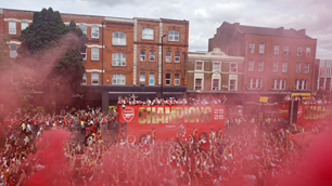 Biển người diễu hành mừng cúp vô địch Ngoại hạng Anh của Arsenal