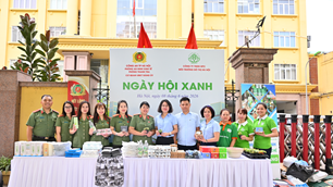 Sôi nổi “Ngày hội xanh” đổi rác lấy quà