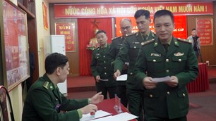 Chiến sĩ Đồn Biên phòng Cửa khẩu quốc tế Lào Cai bầu cử từ khi trời chưa sáng