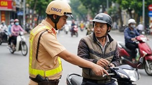 Cảnh sát giao thông có được rút chìa khóa xe của người vi phạm?