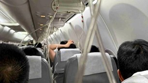 Máy bay hạ độ cao đột ngột 7.000m, hành khách hoảng loạn