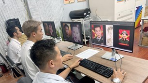 TP.HCM: Hơn 20 bạn trẻ tình nguyện phục dựng ảnh liệt sĩ