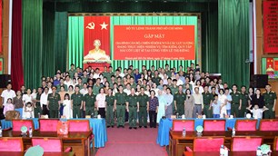 Thăng quân hàm cho các chiến sĩ làm nhiệm vụ tìm kiếm, quy tập hài cốt liệt sĩ tại Công viên Lê Thị Riêng