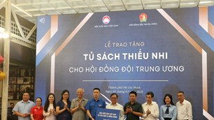 Trao tặng tủ sách thiếu nhi cho Hội đồng Đội Trung ương