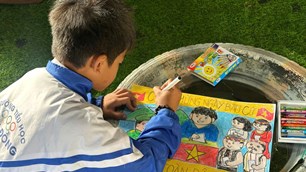 Quảng Ngãi: Học sinh Xơ Đăng sôi nổi vẽ tranh cổ động bầu cử