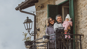 Ngôi làng Italia ăn mừng sự ra đời của em bé đầu tiên sau 30 năm