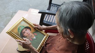 Mẹ vẫn đợi con về