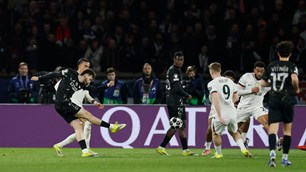 Hai lần gỡ hòa, Chelsea vẫn sụp đổ tại Paris