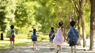 Trẻ em ngày nay ngày càng thông minh, nhưng cũng ngày càng giống “cây giá đỗ” mỏng manh