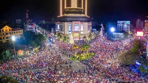 Người dân Hà Nội đi bão mừng chiến thắng của đội tuyển U22 Việt Nam