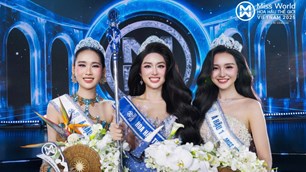 Gương mặt trái xoan và nụ cười má lúm tỏa sáng tại chung khảo