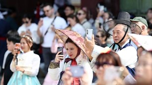 Hanbok đưa du khách hòa mình vào di sản cung điện Hàn Quốc