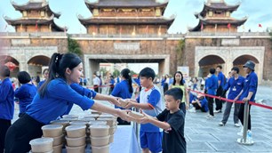 Ninh Bình: Rộn rã Trung thu với 12.000 suất ăn miễn phí cho các em nhỏ