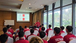 U22 Việt Nam họp chiến thuật trước trận gặp Uzbekistan 