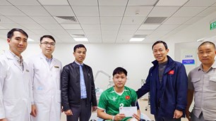 Lãnh đạo LĐBĐ Việt Nam thăm tuyển thủ futsal U16 Nguyễn Văn Lực