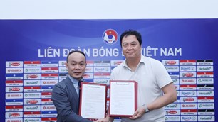 LĐBĐ Việt Nam tiếp tục đặt niềm tin vào HLV thủ môn Lee Woon-jae