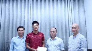 Lãnh đạo LĐBĐ Việt Nam thăm hỏi, động viên cầu thủ Vũ Đức Huy