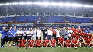 Lãnh đạo tỉnh Thái Nguyên và LĐBĐ Việt Nam động viên hai đội tuyển sau trận giao hữu quốc tế