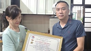 HLV Phan Thanh Hùng nhận Kỷ niệm chương “Vì sự nghiệp bóng đá Việt Nam”