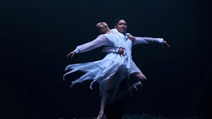 Khánh Thi - Phan Hiển khoe vũ đạo trong MV mới của Lệ Quyên