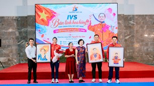 Võ sĩ Nguyễn Thị Tâm nhận món quà đặc biệt từ các học sinh Trường IVS