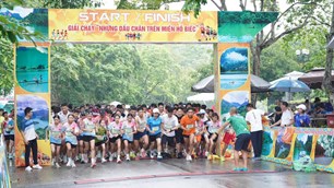 Gần 700 vận động viên chinh phục cung chạy hồ Ba Bể