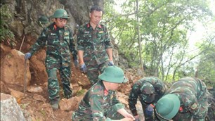 Băng rừng vượt núi đá tìm hài cốt liệt sĩ nơi địa đầu Tổ quốc