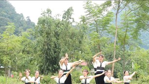 Gắn phong trào văn hóa, văn nghệ với phát triển du lịch cộng đồng ở Mường Bang