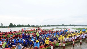Hàng ngàn người dân An Giang náo nức xem đua ghe ngo