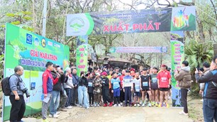 400 VĐV tham dự giải chạy marathon chinh phục con đường đá cổ Pa Vi