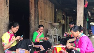 Gắn bảo tồn các giá trị văn hóa làng nghề với phát triển du lịch