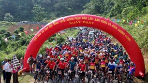 Gần 200 VĐV tham gia Giải đua xe đạp ‘Chinh phục Bản Lầu - Bản hùng ca biên cương’