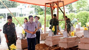 Động viên lực lượng lấy mẫu ADN tại Nghĩa trang Liệt sĩ Him Lam và Tông Khao